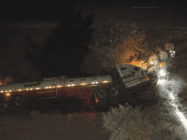 Este hecho se suma a una serie de accidentes recientes en la misma rúa federal que involucran el transporte de sustancias peligrosas. X/@GN_Carreteras Guardia Nacional Carreteras