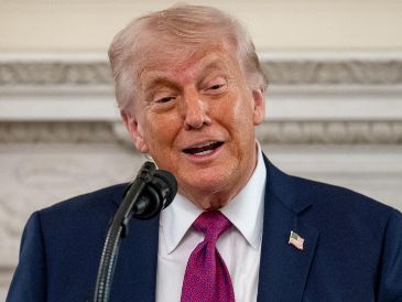 En el video que se viralizó en redes, Trump leyó los pasajes bíblicos de 2 Crónicas 7:11-22 usando la versión Reina Valera. EFE/D. Heuer