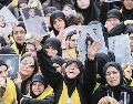 Residentes de Kfar Sir, al Sur del país, entierran a sus vecinos muertos en un funeral masivo. AFP