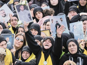 Residentes de Kfar Sir, al Sur del país, entierran a sus vecinos muertos en un funeral masivo. AFP