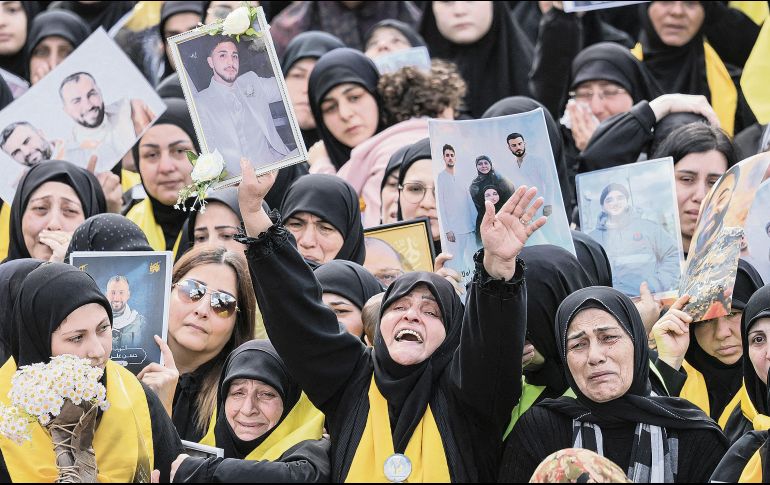 Residentes de Kfar Sir, al Sur del país, entierran a sus vecinos muertos en un funeral masivo. AFP
