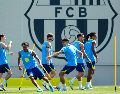 Lamine Yamal y otros jugadores del Barcelona entrenan en la Ciudad Deportiva Joan Gamper para el partido contra el Celta. EFE/A. García