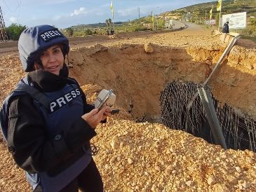 La periodista libanesa Amal Khalil, del diario Al-Akhbar, informa cerca de un puente destruido en Qasmiyeh, Líbano, el domingo 22 de marzo de 2026. AP/ARCHIVO