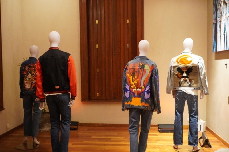 La propuesta consistió en invitar a artistas mexicanos a intervenir chamarras clásicas de mezclilla mediante técnicas textiles y pictóricas &nbsp;F.SALCEDO