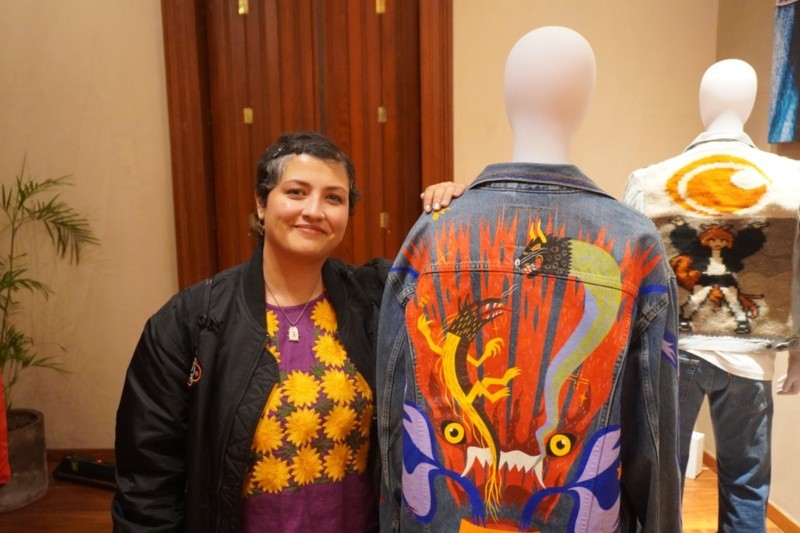 &nbsp; La composición integra criaturas fantásticas, destellos y texturas que evocan tanto la tradición gráfica japonesa como los paisajes volcánicos del territorio mexicano.F.SALCEDO