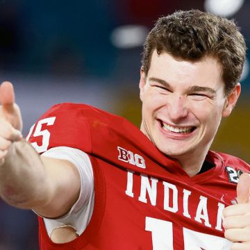 Fernando Mendoza. El quarterback de origen cubano se perfila a ser la primera selección global y jugar con los Raiders de Las Vegas. AFP