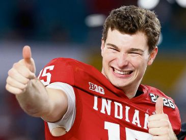 Fernando Mendoza. El quarterback de origen cubano se perfila a ser la primera selección global y jugar con los Raiders de Las Vegas. AFP