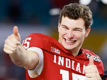 Fernando Mendoza. El quarterback de origen cubano se perfila a ser la primera selección global y jugar con los Raiders de Las Vegas. AFP