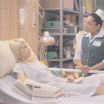 En la escena se ve a las actrices Max Reeves y Adriana Paz. CORTESÍA