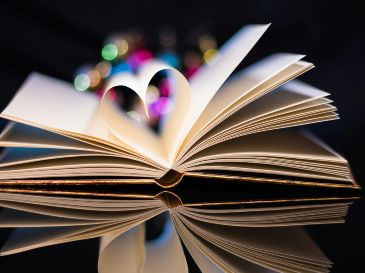 Regalar libros no sólo es una forma de demostrar aprecio, sino también de fomentar el hábito de la lectura. Unsplash