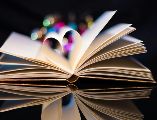 Regalar libros no sólo es una forma de demostrar aprecio, sino también de fomentar el hábito de la lectura. Unsplash