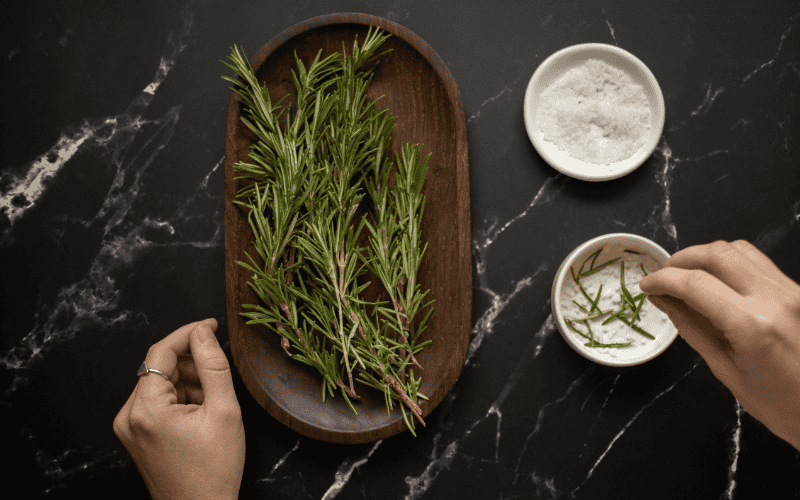 En habitaciones poco ventiladas, cocinas o baños, esta mezcla puede convertirse en una alternativa económica. CANVA