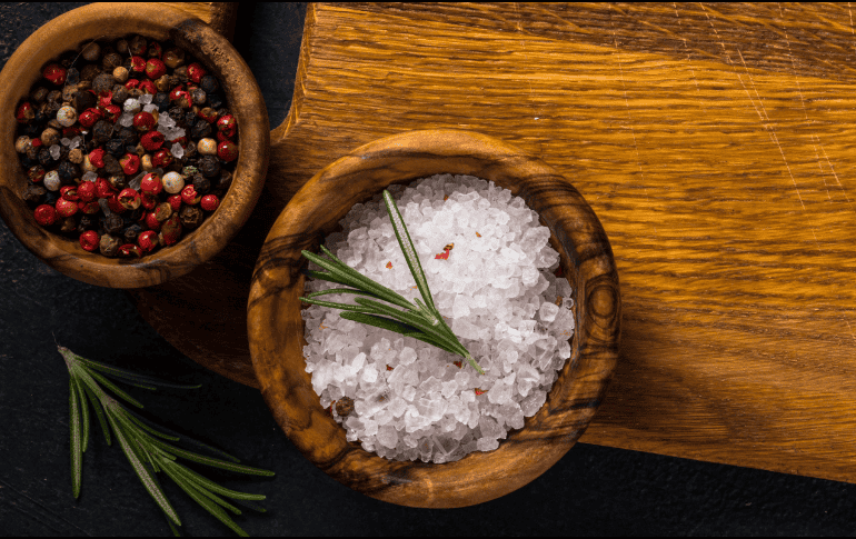 Puedes mezclarlo ligeramente o dejarlo en capas para un efecto decorativo. CANVA