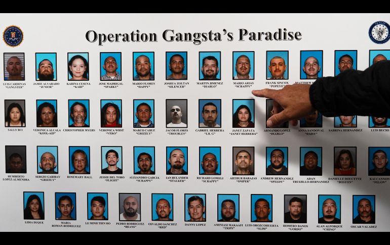 Un reportero apunta a una pizarra donde se muestra a individuos identificados como miembros y colaboradores de la Mafia Mexicana después de una conferencia de prensa en California. AP/J. Hong