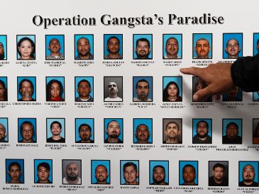 Un reportero apunta a una pizarra donde se muestra a individuos identificados como miembros y colaboradores de la Mafia Mexicana después de una conferencia de prensa en California. AP/J. Hong
