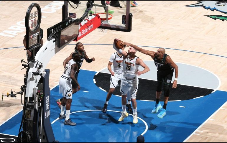 Rudy Gobert demostró por qué ha sido cuatro veces Jugador Defensivo del Año, registrando tres tapones e incomodando a Nikola Jokic durante todo el juego. AFP/ D. SHERMAN.