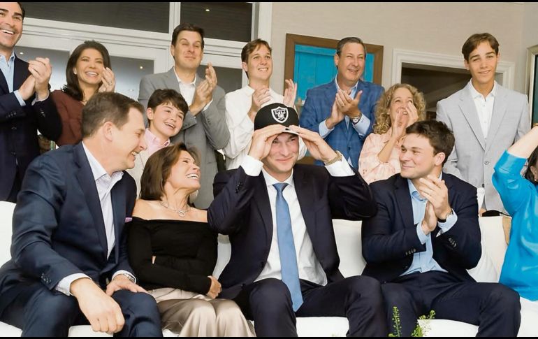 Fernando Mendoza. El quarterback no asistió al evento en Pittsburgh y decidió compartir el momento con su familia en Miami. ESPECIAL