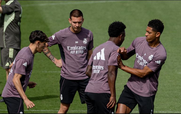 Vinicius Jr y Jude Bellingham durante el entrenamiento el Real MAdrid para el juego contra el Betis. EFE/D. González