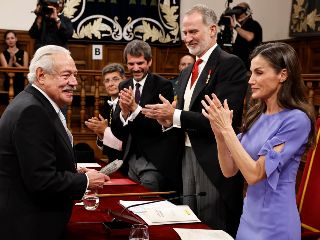 Entre ecos de exilio, amor y despedida, Gonzalo Celorio sostiene el Cervantes frente a los reyes Felipe VI y Letizia Ortiz. La voz quebrada, la memoria intacta, y una vida entera latiendo en cada palabra. EFE/Ballesteros