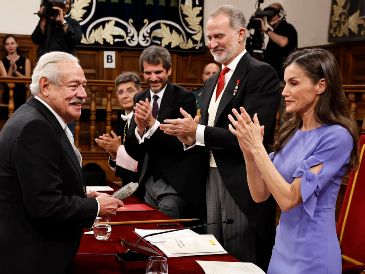 Entre ecos de exilio, amor y despedida, Gonzalo Celorio sostiene el Cervantes frente a los reyes Felipe VI y Letizia Ortiz. La voz quebrada, la memoria intacta, y una vida entera latiendo en cada palabra. EFE/Ballesteros