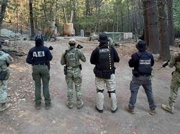 Los dos agentes estadounidenses que fallecieron la madrugada del domingo en un accidente carretero en Chihuahua trabajaban para la CIA y participaron en el desmantelamiento de un laboratorio de narcóticos en la zona. SUN