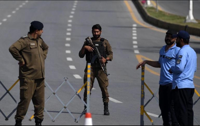 Elementos de seguridad de Pakistán montan guardia en la carretera que lleva a la Zona Roja, donde se ubican la mayoría de las misiones diplomáticas y oficinas gubernamentales, incluyendo la sede prevista para la segunda ronda de conversaciones de paz entre Estados Unidos e Irán. EFE/S. Shahzad