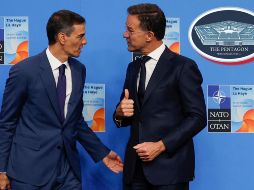 El secretario general de la Organización del Tratado del Atlántico Norte (OTAN), Mark Rutte (d), recibe al presidente del Gobierno de España, Pedro Sánchez. EFE / ARCHIVO