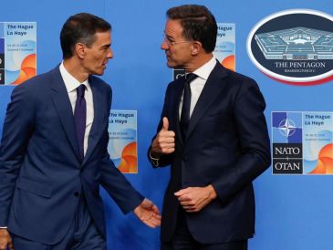 El secretario general de la Organización del Tratado del Atlántico Norte (OTAN), Mark Rutte (d), recibe al presidente del Gobierno de España, Pedro Sánchez. EFE / ARCHIVO