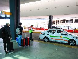 Los conductores protestan por el retiro de más de 20 taxis tradicionales dentro de la terminal aérea de Guadalajara. EL INFORMADOR/ARCHIVO