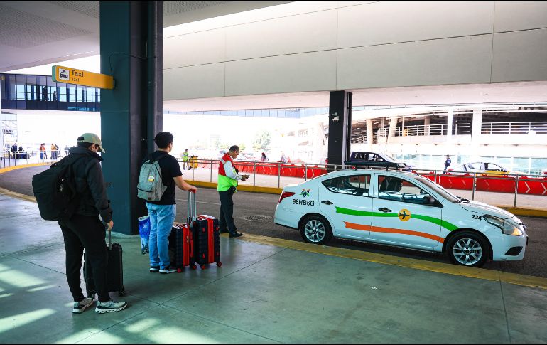 Los conductores protestan por el retiro de más de 20 taxis tradicionales dentro de la terminal aérea de Guadalajara. EL INFORMADOR/ARCHIVO