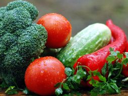 Una buena opción es cambiar la comida frita por vegetales y proteínas magras como el atún o huevos cocidos. PIXABAY