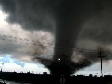 En esta imagen, tomada de un video de KWTV/KOTV, un tornado cruza una carretera en Enid, Oklahoma, el 23 de abril de 2026. AP/KWTV/KOTV