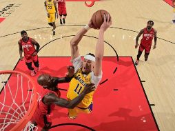 Los Lakers se quedaron con el primer tiempo extra que tienen los Playoffs este año en la NBA y le ganaron 112-108 a los Rockets. AFP / A. Pantozzi