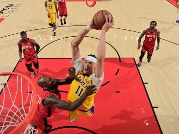 Los Lakers se quedaron con el primer tiempo extra que tienen los Playoffs este año en la NBA y le ganaron 112-108 a los Rockets. AFP / A. Pantozzi
