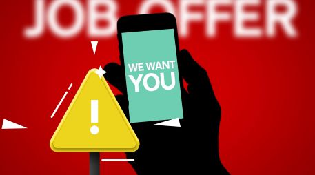 Los ciberdelincuentes utilizan anuncios engañosos en redes sociales, páginas web fraudulentas o incluso intermediarios falsos con el objetivo de reclutar personas que buscan empleo, esto, aprovechándose del Mundial 2026. ESPECIAL / CANVA