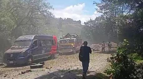 Vehículos afectados tras un atentado terrorista que destruyó este sábado un tramo de la Vía Panamericana. EFE/Rastreo de Redes