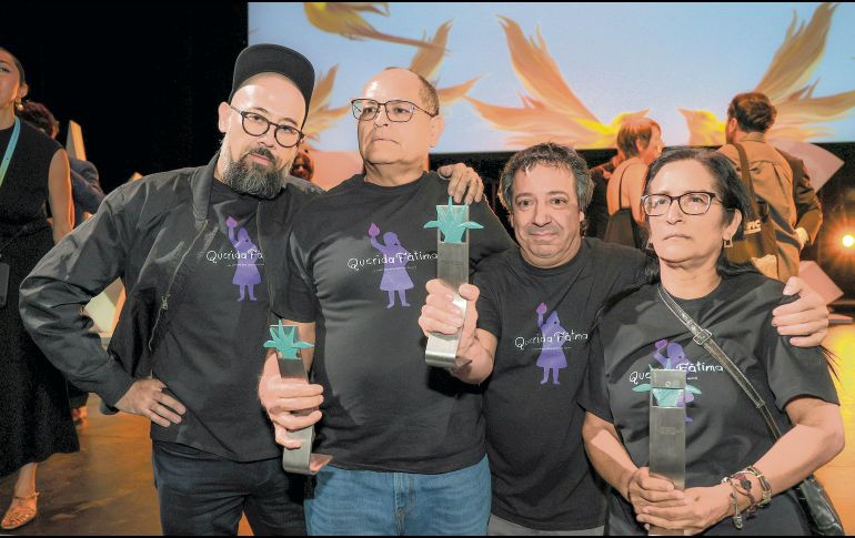 Rodrigo Reyes, Jesús Quintana, Inti Cordera y Lorena Gutiérrez, durante la premiación de “Querida Fátima” en el FICG 41, donde el documental obtuvo los principales galardones. EL INFORMADOR/A. Navarro