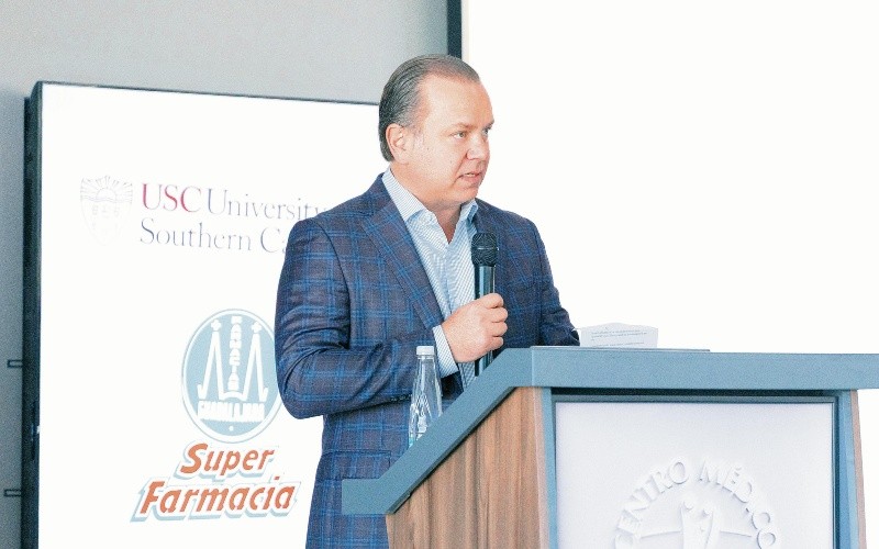 Javier Arroyo Navarro. Destacó la colaboración entre especialistas para elevar estándares médicos durante la jornada realizada en Guadalajara. ESPECIAL