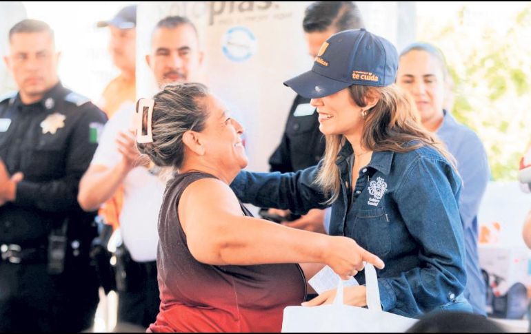 En el Parque Miravalle, Vero Delgadillo encabezó la entrega de apoyos para mejorar la calidad del agua en hogares de Guadalajara. ESPECIAL
