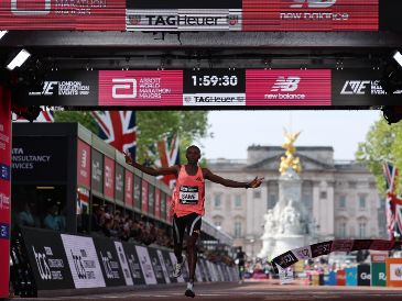 La magnitud del triunfo de Sabastian Sawe redefine por completo los límites biológicos y biomecánicos que la ciencia deportiva. EFE / N. Hail