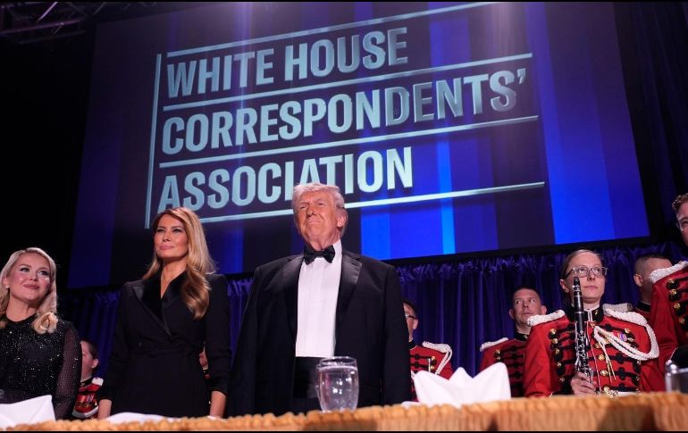 El presidente de Estados Unidos, Donald Trump, junto a la primera dama, Melania Trump, durante la Cena de Corresponsales de la Casa Blanca. EFE/Y. Gripas