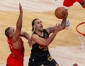 Jaylon Tyson de los Cleveland Cavaliers disputa el balón con Scottie Barnes de los Toronto Raptors este domingo, en un partido de la NBA entre Toronto Raptors y Cleveland Cavaliers en el Scotiabank Arena de Toronto, Canadá. EFE/ J. Rivas