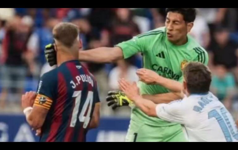 El arquero argentino Esteban Andrada protagonizó una agresión durante un partido de la Segunda División. ESPECIAL