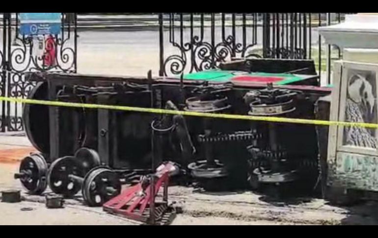 Las autoridades municipales indicaron que ninguno de los vagones presentó problemas, ni los rieles, ya que solo la maquinaria se atoró, provocando que se volteara. ESPECIAL