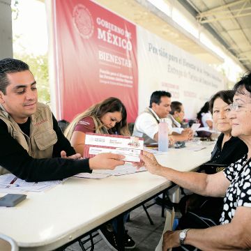 Adultas mayores reciben apoyo gubernamental, una de las principales fuentes de ingreso para la población en edad de retiro en México. EL INFORMADOR/ Archivo