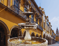 Un hombre causó destrozos a la fuente del patio central de la Presidencia Municipal de Celaya "para acabar con la corrupción", mientras el alcalde Juan Miguel Ramírez Sánchez se encontraba en el jardín principal. ESPECIAL / CANVA