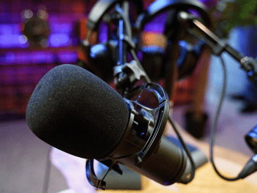 El doblaje mexicano no es solo traducción, sino una reinterpretación artística que hace el contenido extranjero más cercano y divertido para la audiencia. CANVA