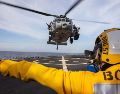 Imagen que muestra el aterrizaje de un helicóptero MH-60S Sea Hawk en la cubierta de vuelo del destructor de misiles guiados USS Mitsche, en Ormuz. EFE/CENTCOM