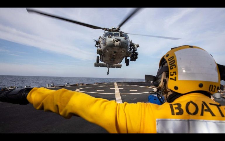 Imagen que muestra el aterrizaje de un helicóptero MH-60S Sea Hawk en la cubierta de vuelo del destructor de misiles guiados USS Mitsche, en Ormuz. EFE/CENTCOM