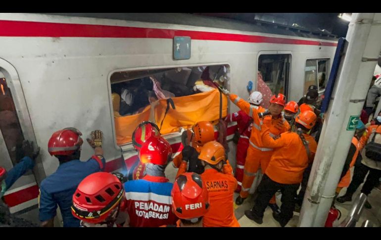 Los trenes afectados son un convoy de cercanías que procedía de Yakarta y otro de larga distancia que colisionaron en la estación de East Bekasi. EFE/Basarnas